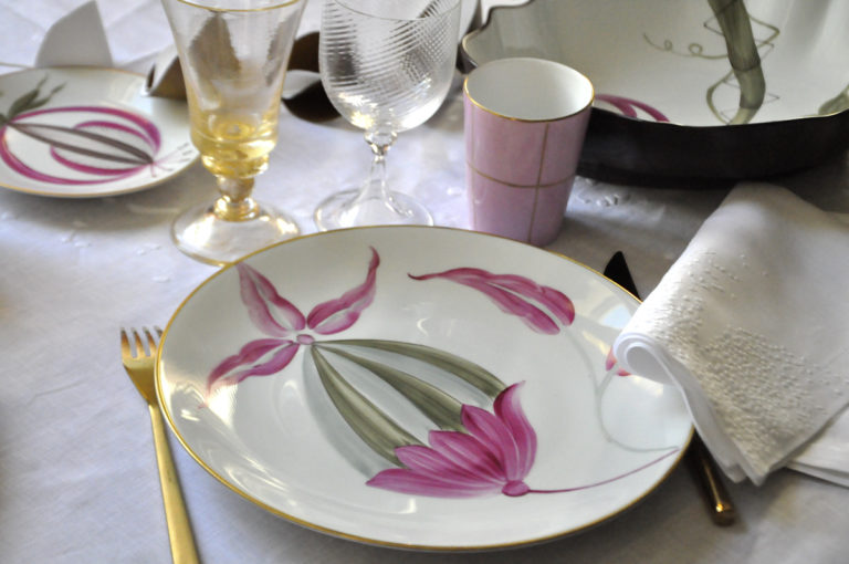 Marie Daage Jardins d’Udaïpur GF Table Setting in Fuchsia and Green