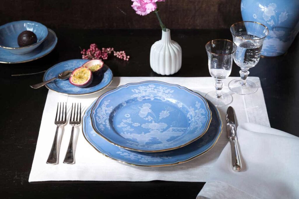 Ginori 1735 Oriente Italiano Pervinca Dinnerware set on table | Kneen & Co