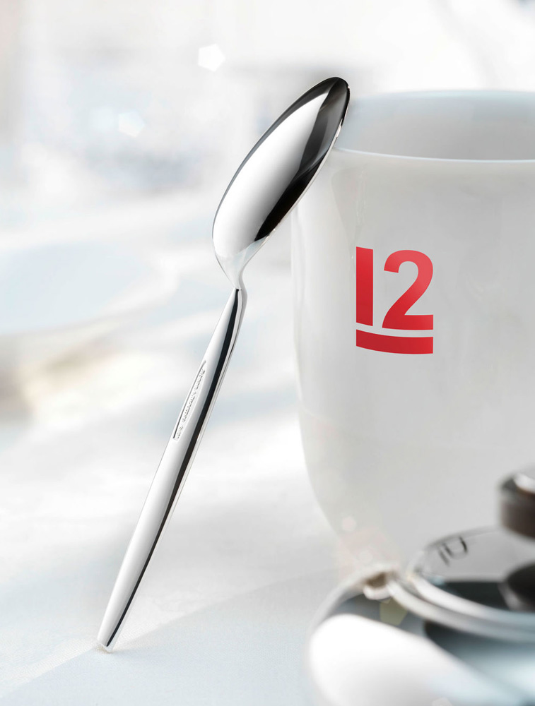 12'' Kaffeelöffel_125DPI Robbe & Berking 12 spoon resting on white mug