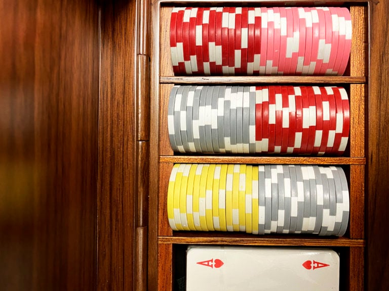 GiobagnaraPokerSetSlateLifestyleWeb2