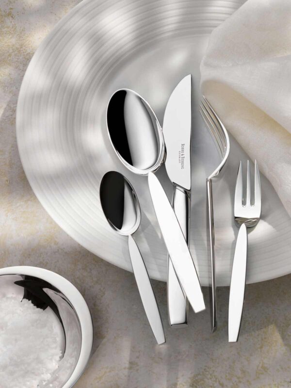 R&B-Silver-12-5teiliges-Menuebesteck-_-Hering-Porzellan-1200w-100KB Robbe & Berking Silver Flatware lifestyle photo featuring the "12" pattern on a white Hering Berlin Pulse Plate.