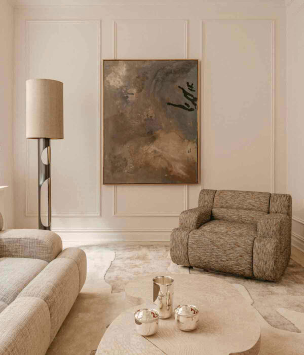 PUIFORCAT-MOOD-Collection-Séléné-InvisibleCollection_ThierryLemaire-2-1200w-100KB A close up lifestyle photo of the Puiforcat Selene Collection including sterling silver bowls and vases. 2 Selene Bowls and a vase are pictured on a coffee table in a living room.