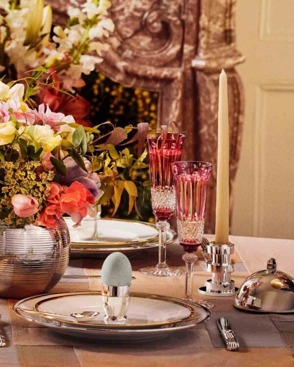 PUIFORCAT-MOOD-Collection-table-dressée-Cercle-d'Orfère-Deauvile-Normandie-Ruban-1200w-100KB A Table Setting with Puiforcat Cercle d’Orfèvre Porcelain Dinnerware with Deauville Cutlery and Saint-Louis Tommy Champagne Flutes. Ruban Candlestick and Petanque Vase in Silver