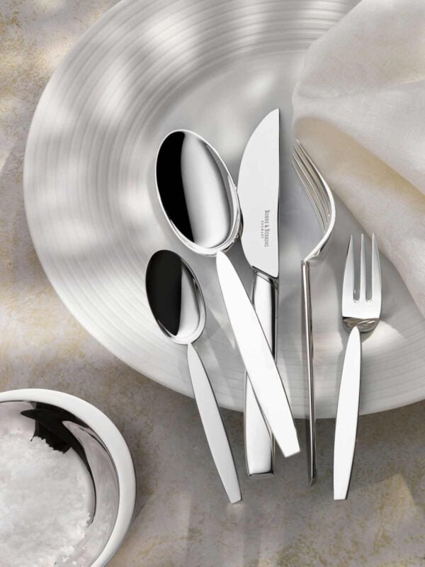 R&B-Silver-12-5teiliges-Menuebesteck-_-Hering-Porzellan-1200w-100KB Robbe & Berking 12 Silver 5 Piece Place setting with Hering Berlin Pulse Plate Lifestyle Image