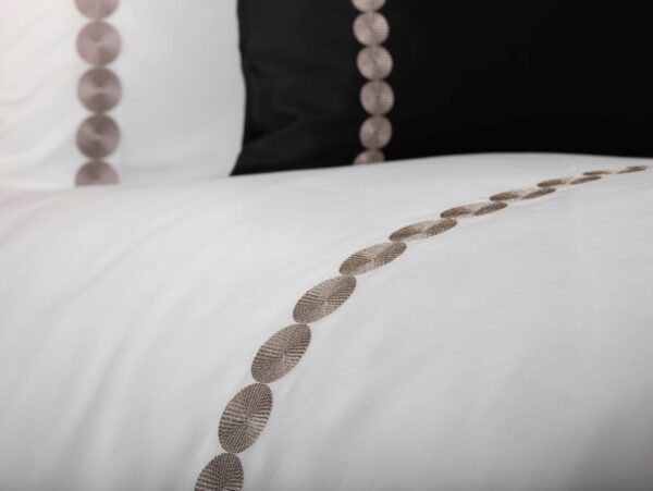 MIRABEL-PARENT-Bola-08-1200x1600px-100KB Mirabel Slabbinck Bola Bedding Collection