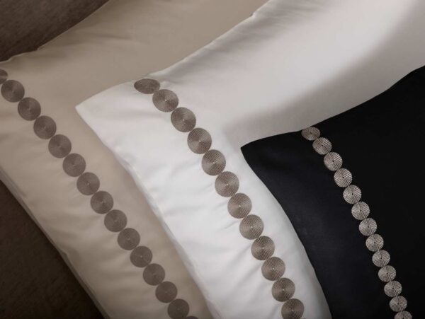 MIRABEL-PARENT-Bola-09-1200x1600px-100KB Mirabel Slabbinck Bola Bedding Collection