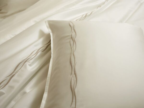 MIRABEL-PARENT-Moya-07-1200x1500px-100KB Mirabel Slabbinck Moya Bedding Collection