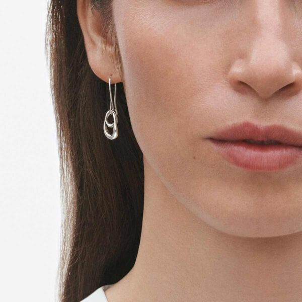 GJ-SS25-ECOM-SHOOT-OFFSPRING-NECKLACE-10012312-Close-up-1200w-100KB Georg Jensen Offspring Earrings 433A in sterling silver close up on model | Kneen & Co