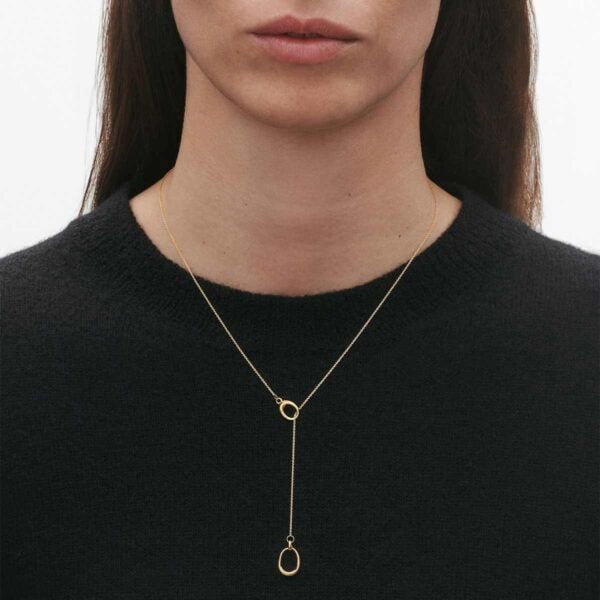 GJ-SS25-ECOM-SHOOT-OFFSPRING-NECKLACE-20001751-1200w-100KB closeup Georg Jensen Offspring Lariat Necklace in 18 kt yellow gold on model close up | Kneen & Co