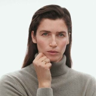 GJ-SS25-ECOM-SHOOT-OFFSPRING-RING-20001760-1200w-100KB Georg Jensen Offspring Ring in 18 kt yellow gold on model | Kneen & Co