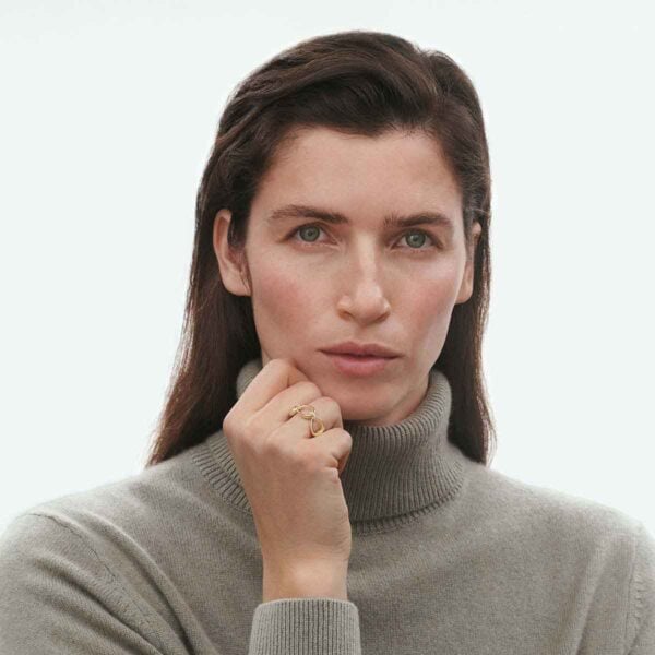 GJ-SS25-ECOM-SHOOT-OFFSPRING-RING-20001760-1200w-100KB Georg Jensen Offspring Ring in 18 kt yellow gold on model | Kneen & Co