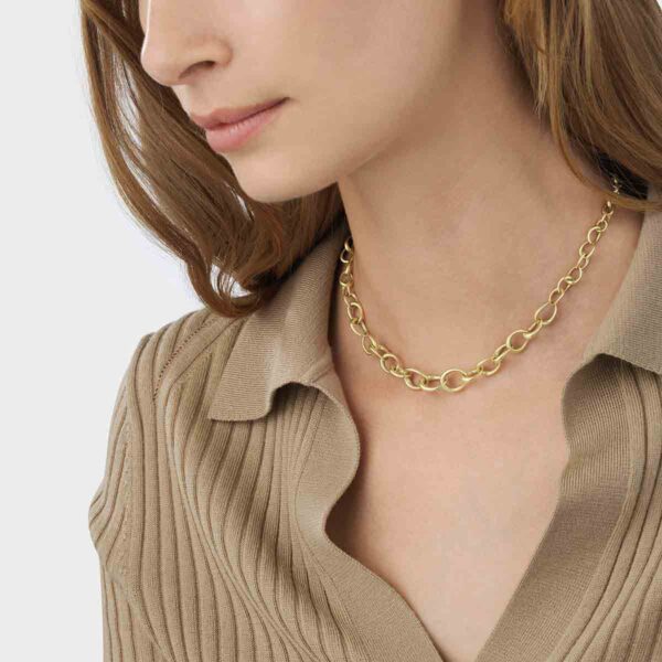 GJ-eCom-Offspring-1200x1200-5-100KB Offspring Link Necklace in 18 ct gold on model | Kneen & Co