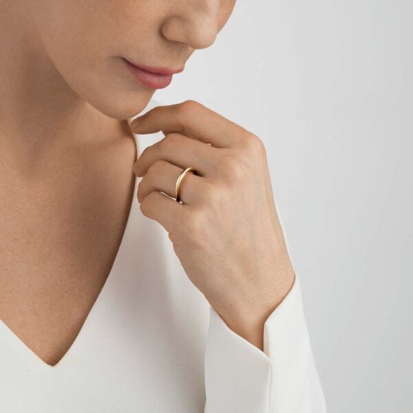 Woman wearing Georg Jensen Offspring Ring in 18 kt yellow gold | Kneen & Co