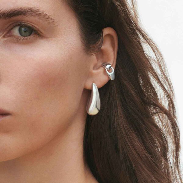 GJ-SS25-ECOM-SHOOT-REFLECT-EARRING-20001660-20001300-Close-up-1200w-100KB Woman wearing Georg Jensen Reflect Earcuff Silver | Kneen & Co