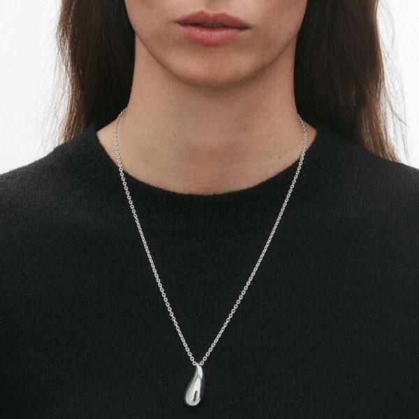 GJ-SS25-ECOM-SHOOT-REFLECT-NECKLACE-20001298-Close-up-1200w-100KB Woman wearing Georg Jensen Reflect Medium Pendant Necklace Silver | Kneen & Co