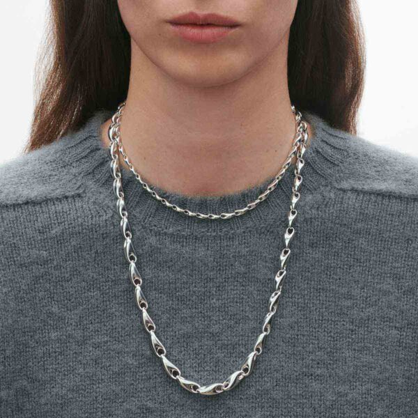 GJ-SS25-ECOM-SHOOT-REFLECT-NECKLACE-20001518-Close-up-1200w Woman wearing Georg Jensen Reflect Necklace Silver | Kneen & Co
