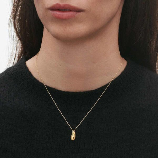 GJ-SS25-ECOM-SHOOT-REFLECT-NECKLACE-20001600-Close-up-1200w-100KB Woman wearing Georg Jensen Reflect Small Pendant Necklace Gold | Kneen & Co