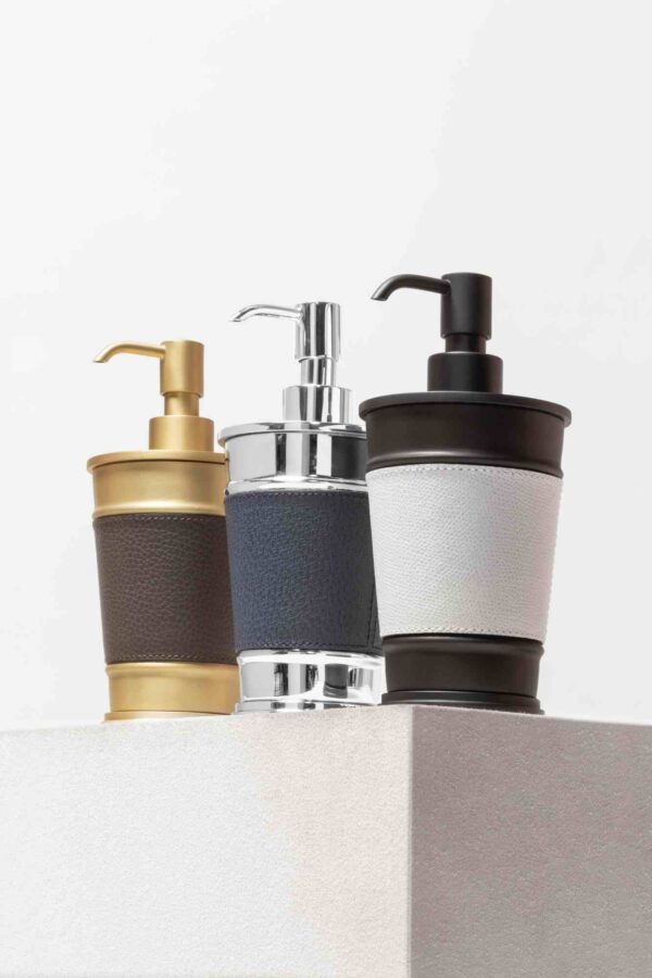 HA997_Manhattan_soap_dispenser_LIFESTYLE02-100kb Giobagnara Manhattan Leather Soap Dispenser
