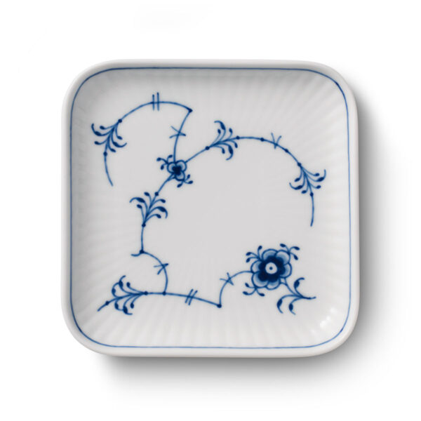 RoyalCopenhagen-1026608-Blue-Fluted-Plain-Small-Sq-Plate-10x10cm-01-1200x1200-100KB Royal Copenhagen Blue Fluted Plain Square Assiette | Kneen & Co