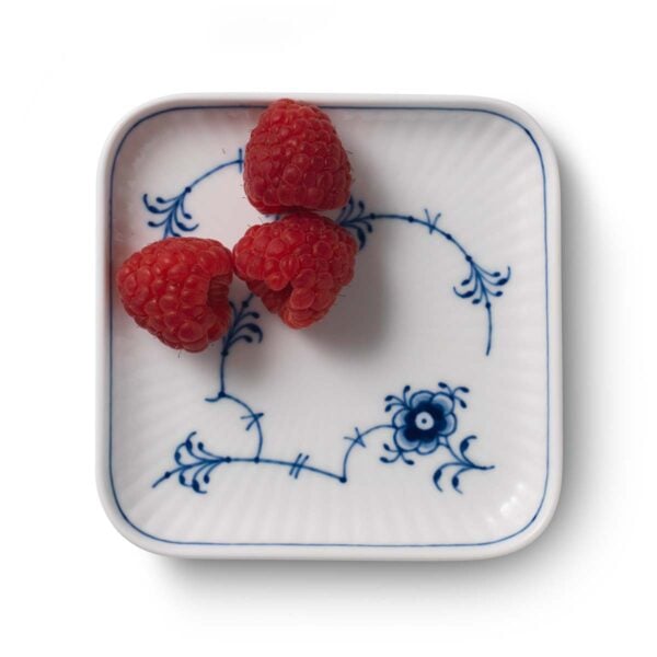 RoyalCopenhagen-1026608-Blue-Fluted-Plain-Small-Sq-Plate-10x10cm-02-1200x1200-100KB Royal Copenhagen Blue Fluted Plain Square Assiette shown on table | Kneen & Co