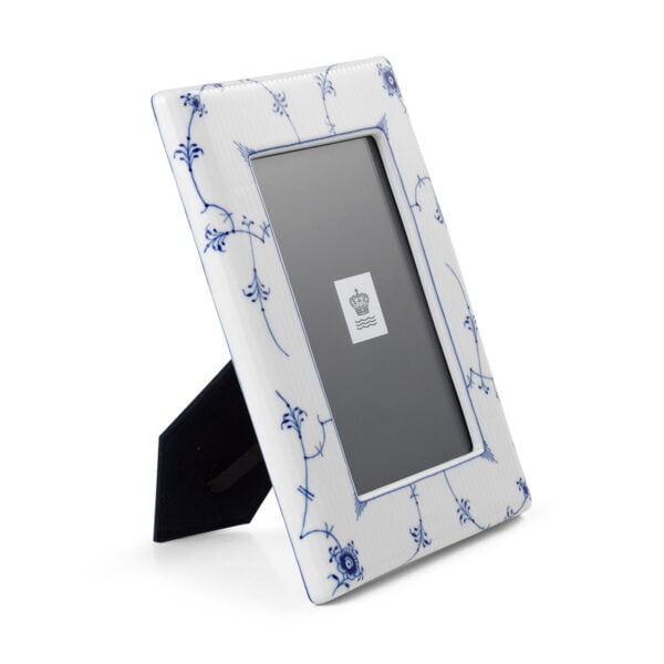 RoyalCopenhagen-1072399-Blue-FlutedPlain-PhotoFrame-16pt5x21-cm-10x15-cm-2-1200x1200-100KB Royal Copenhagen Blue Fluted Plain Picture Frame shown on table | Kneen & Co
