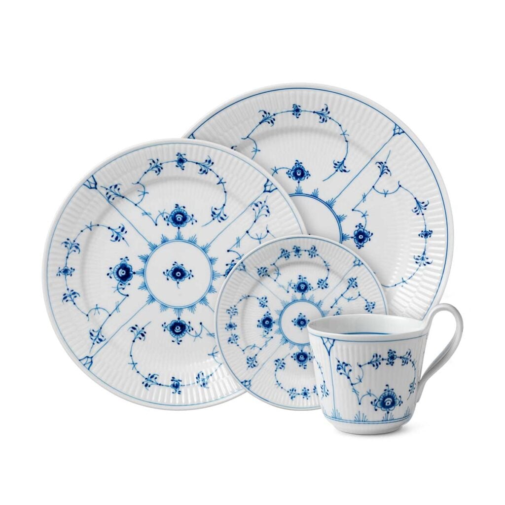   Blue Fluted Plain 皿 Royal Copenhagen Blue Fluted Plain Dinnerware - Kneen & Co