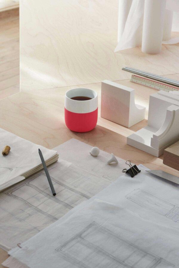RoyalCopenhagen-S1-2024-LineExtensions-FlutedContrastMug-35cl-Hibiscus-1200w-100KB Royal Copenhagen Fluted Contrast Mug Collection