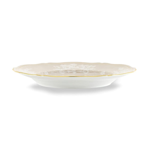 Ginori 1735 Oriente Italiano Meringa Dinner Plate shown on table | Kneen & Co