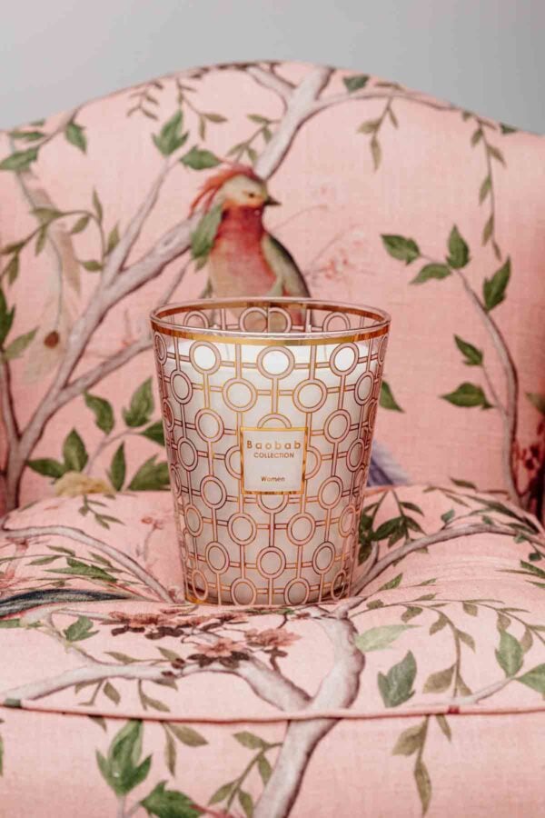 Decorative home setting with Baobab Women Candle Max 24 in delicately printed glass with 24-carat yellow gold | Kneen & Co