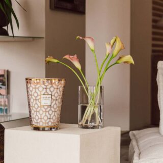BAOBAB-MAX24WOM-Women-Lifetsyle-2-1200w-100KB Modern interior setting with lit Baobab Women Candle Max 24 in delicately printed glass with 24-carat yellow gold | Kneen & Co