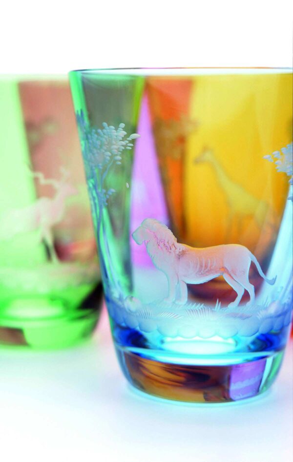 THERESIENTHAL-KILIMANDSCHARO-Aufmacher-I-1200w-100KB Close-up of Theresienthal Kilimandscharo Bar Glasses with hand-engraved lion and giraffe motifs | Kneen & Co