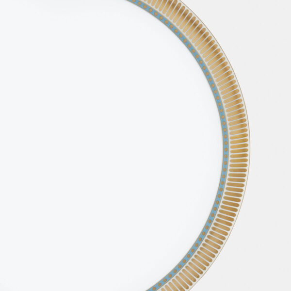701587471602-Wedgwood-Helia-Plate-27pt3cm-10pt7in-deatil2-1200x1200-100KB Close-up shot of Wedgwood Helia Dinner Plate featuring neoclassical design finished with 22-carat gold detailing | Kneen & Co