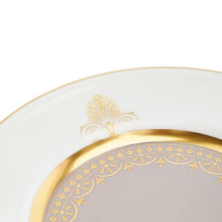 701587432986-Wedgwood-Anthemion-Grey-Plate-15pt4cm-6in-detail2-1200×1200-100KB Close-up shot of Wedgwood Anthemion Grey Bread Plate defined by a sophisticated rim and an intricate neoclassical palmette border finished with 22-carat gold detailing | Kneen & Co