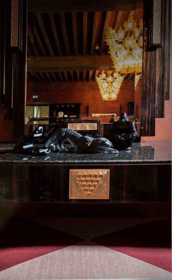 LALIQUE-1167100-Zeila-Panther-Black-Lifestyle-image-1200w-100KB