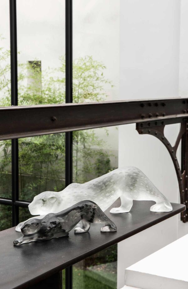 LALIQUE-Zeila-Panthers-Lifestyle-image-1200w-100KB Lalique Zeila Panther Large Sculpture Clear & Lalique Zeila Panther Small Sculpture Gray set on table | Kneen & Co