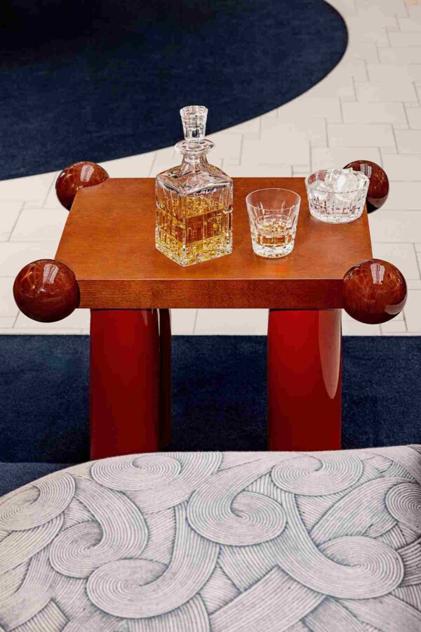 Saint-Louis_Manhattan_Decanter_glass_on_table_1200w_100kb