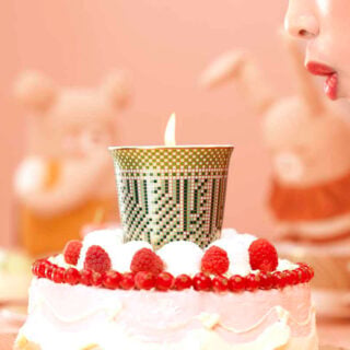BERNARDAUD-Augusta-Ambiance-Bougie-1200×1200-100KB Bernardaud Augusta Scented Candle on birthday cake stylized image | Kneen & Co